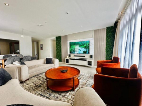 Luxury home 75”TV, 5mins from City Center & Beach
